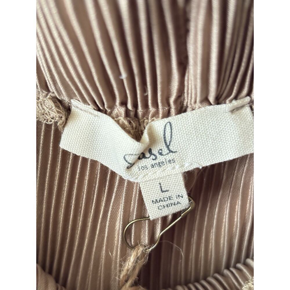 Easel Size Large Champagne Pleated Skirt With Side Slit - Picture 4 of 6